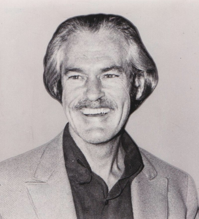 https://upload.wikimedia.org/wikipedia/commons/thumb/7/74/Dr._Timothy_Leary_%281970_AP_Photo%29.jpg/800px-Dr._Timothy_Leary_%281970_AP_Photo%29.jpg