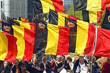 Demonstranten mit der Yachtflagge Belgiens