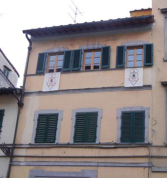 "NoScav" flags in the windows of a building on Piazza Piattellina in San Frediano (2013) Drappi-piazza-piattellina-oltrarno.jpg