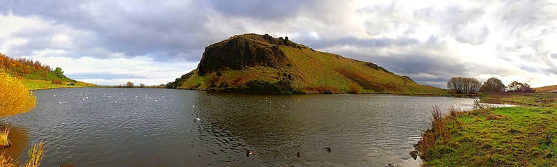 File:Dunsapie Loch, Arthur`s Seat, Edinburgh - panoramio (2).jpg
