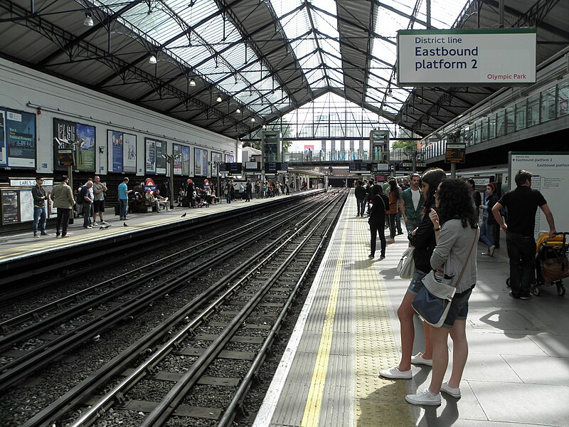 File:Earl's Court tube stn District platform 2 look west 2012.01.jpg