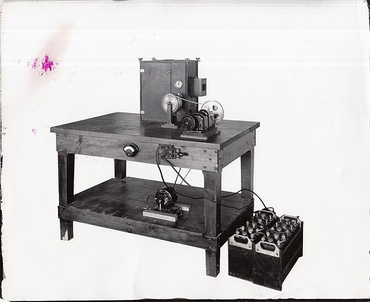 File:Edison projecting kinetoscope, camera outfit attached to storage batteries. (d225bd2a-e378-4c05-87df-155a583faaec).jpg