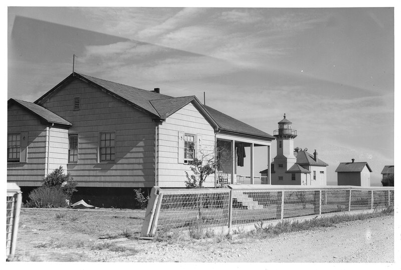 File:Ediz Hook Tower and Dwelling "B", July 1944 - NARA - 298194.tif