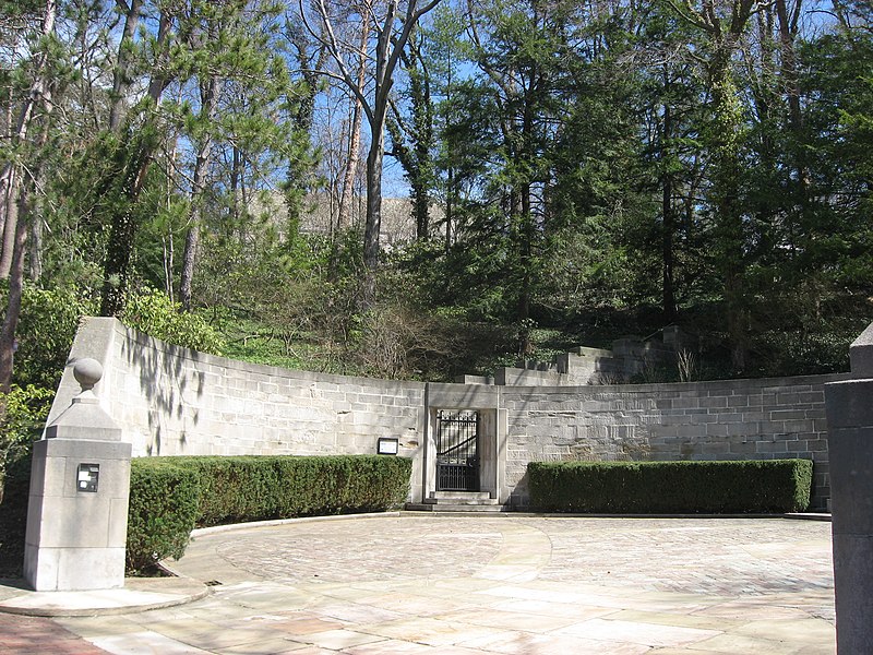 File:Elm Court courtyard, Butler.jpg