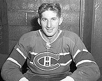 Elmer Lach en photo en noir et blanc avec le maillot des Canadiens de Montréal