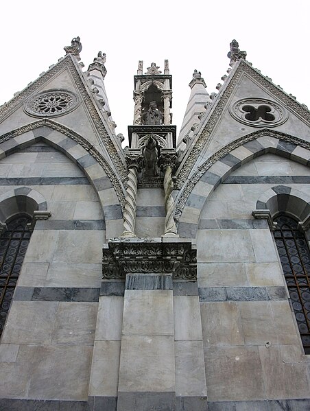 File:Església de Santa Maria della Spina de Pisa, pinacles.JPG