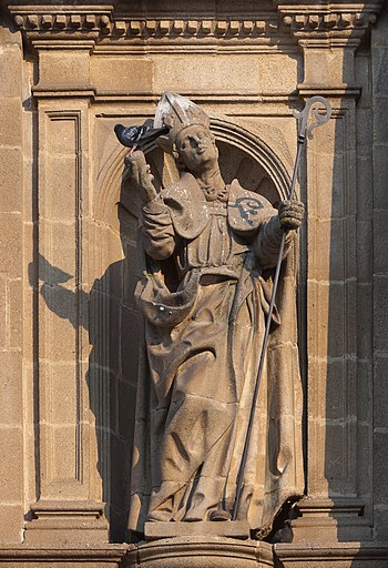 Estatua no frontal do Mosteiro de San Salvador de Celanova - Galiza - 2.jpg