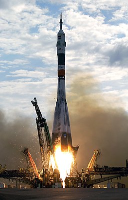 Expedition 7 Soyuz launch.jpg