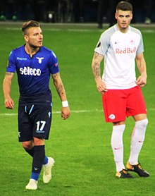 Immobile (a sinistra) alla Lazio, alle prese con Ćaleta-Car del Salisburgo, durante una trasferta di UEFA Europa League 2017-2018, edizione che lo vedrà capocannoniere in coabitazione col bilbaino Aduriz