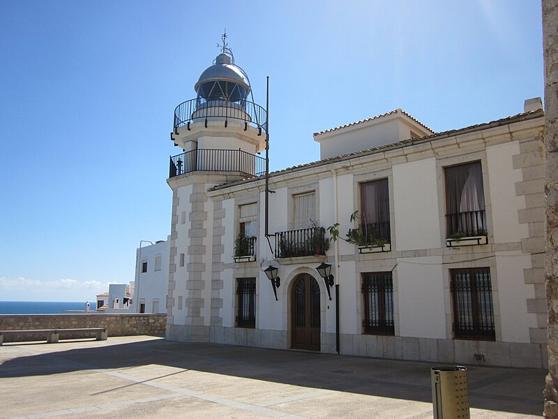 File:Faro de Peñíscola. Castellón.jpg