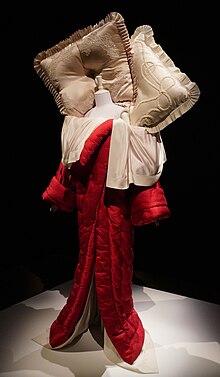 https://upload.wikimedia.org/wikipedia/commons/thumb/7/74/Fashion_Artists_Viktor_%26_Rolf%2C_de_Kunsthal%2C_Rotterdam_%282018%29_26.jpg/220px-Fashion_Artists_Viktor_%26_Rolf%2C_de_Kunsthal%2C_Rotterdam_%282018%29_26.jpg