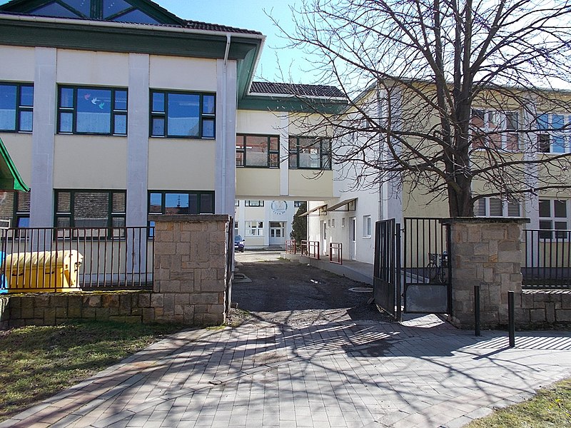 File:Fekete István elementary school, 2020 Szob.jpg