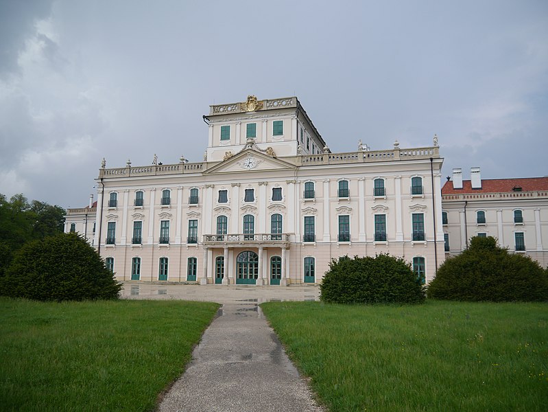 File:Fertöd Schloss Eszterházy 17.JPG