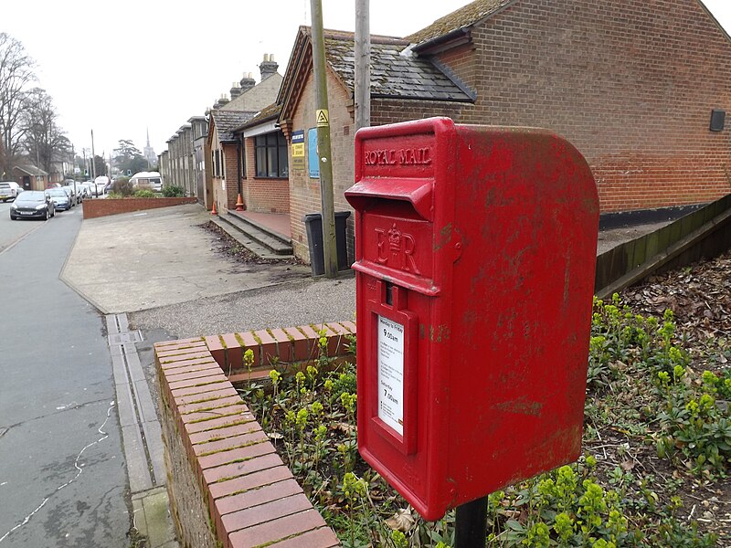 File:Finborough Road Postbox - geograph.org.uk - 4438730.jpg