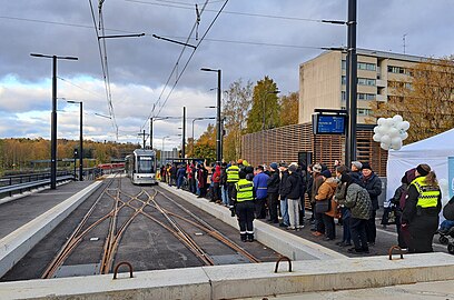 Väkijoukko odottaa ensimmäistä Itäkeskuksesta lähtevää raitiovaunua