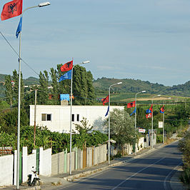 Vlaggen in Manëz na de gemeenteraadsverkiezingen van 2011