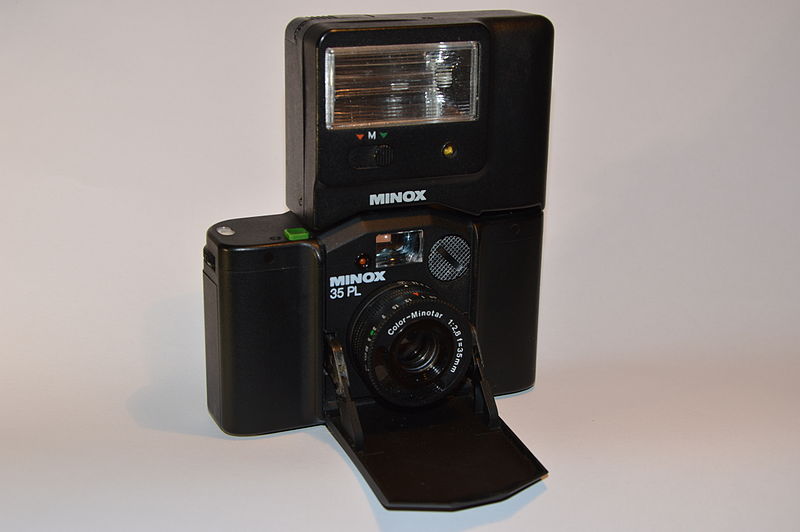 File:Flash Minox FC 35 on Minox 35 PL. Spielvogel.jpg