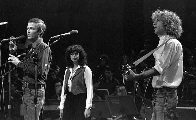 מוזיקאים ישראלים, מימין לשמאל: שלום חנוך, דפנה ארמוני ואריק איינשטיין, הופעה בשנת 1979].