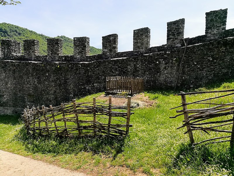 File:Fortezza delle Verrucole (Lucca) 42.jpg