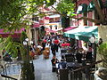 Cezayir Sokağı чи La Rue Française, відомий своїми пабами та ресторанами, де грають живу музику.