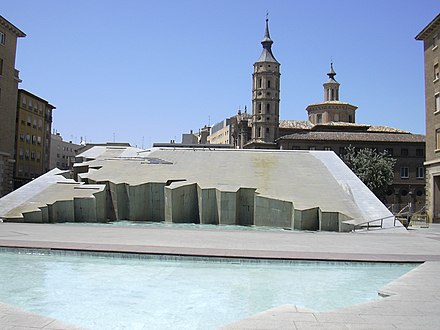 Fuente de la Hispanidad in Plaza del Pilar.