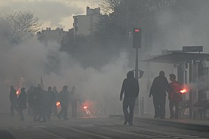 Fumigènes dans une manifestation parisienne. (définition réelle 3 373 × 2 249)