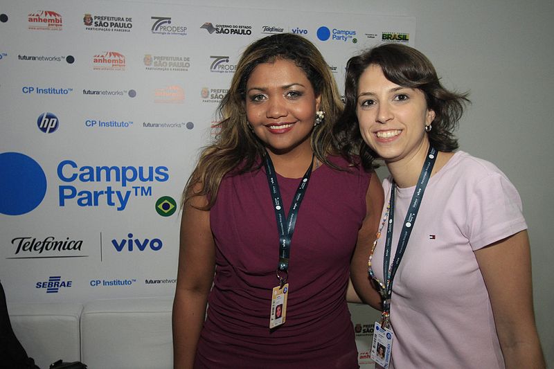 File:Gaby Amarantos e Daniela Costa no Campus Party Brasil 2012.jpg