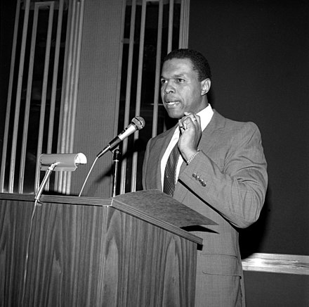 Sayers giving a speech at the 1986 Contract Management Meeting