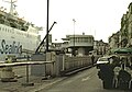 Quai Henri IV – zwischen der Straße und dem Fährschiff liegt das Bahngelände (1994)