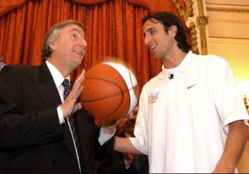 Ginóbili met then-President of Argentina Néstor Kirchner following the 2005 NBA Finals.