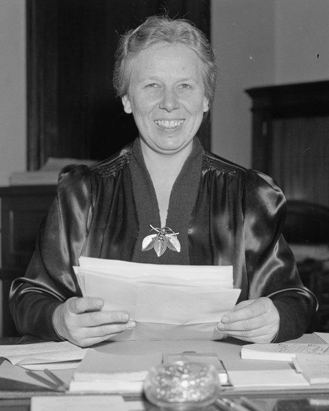 File:Gladys Shields Pyle Gets lame duck appointment to Senate. Washington, D.C., November 28, 1938. Elected to fill the unexpired term of Senator Herbert E. Hitchcock of South Dakota, arrived at the Capitol LCCN2016874427 (cropped).tif