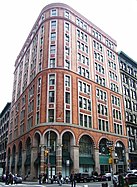 Manhattan, New York'un Flatiron Bölgesi'ndeki Doğu 20. Cadde'nin köşesindeki 900 Broadway'deki Goelet Binası.