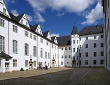 Die Hoffassaden des Nordflügels (links) und des Ostflügels mit dem Treppenturm von 1664