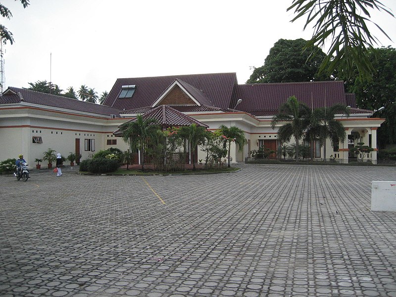 File:Government office at Karimun.JPG