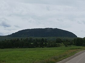 Utsikt over Grand Morne fra Chemin de la Grande Ligne i Adstock.