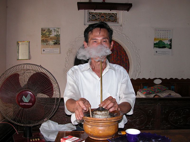 File:Hút thuốc lào, bát điếu.JPG