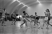 Niloc against V&L in 1970 Handbal Niloc tegen V en L . Meuffels (V) midden kijkt naar bal van Keyzer (M), Bestanddeelnr 923-1237.jpg