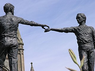 <span class="mw-page-title-main">Hands Across the Divide</span> Memorial in Derry, Northern Ireland