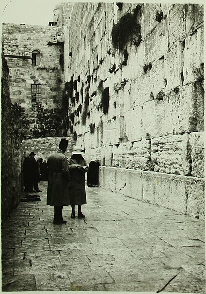 File:Historical images of the Western Wall - 1920 C SR 016b.JPG