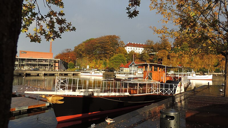 File:Hjejlen i Silkeborg Havn.jpg