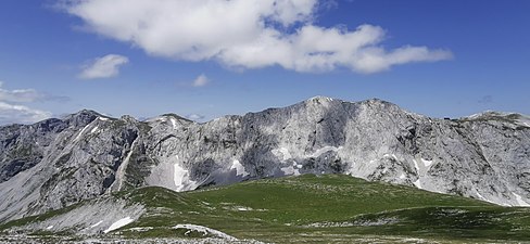 Blick vom Karlhochkogel nach Nordwesten über den Trawiessattel auf die Südwand des Hochschwab. Rechts unterhalb des Gipfels das Schiestlhaus, links G'hacktkogel und Zagelkogel