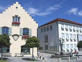 Holzkirchens gamle og nye rådhus, og bybrønden