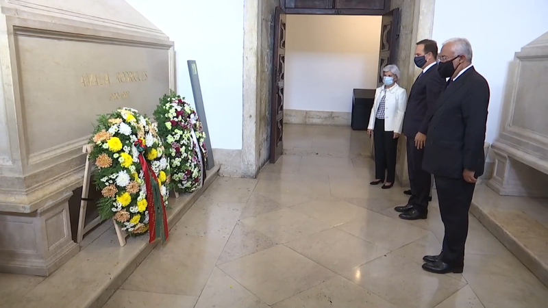 File:Homenagem do Primeiro-Ministro e do Presidente da Câmara Municipal de Lisboa centenário do nascimento de Amália Rodrigues.png