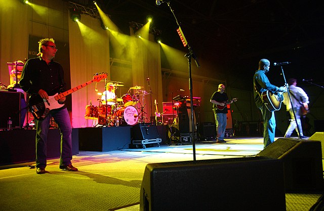 Hootie and the Blowfish with Peter Holsapple (center, playing mandolin) in 2004