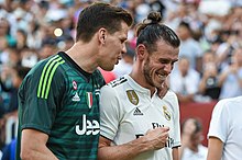 Bale (right) with Juventus goalkeeper Wojciech Szczesny during a pre-season match in 2018 Icc-26 30004775378 o (50121545717).jpg