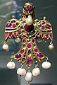 India moghul, pendente d'oro diamanti e rubini a forma di uccello, xvii sec.JPG