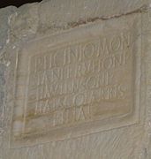 Inscription latine d'époque romaine rémployée à l'intérieur de la basilique P(ublio) LICINIO MON- / TANI L(iberto) RVFIONI / HAVTENSONI / HALSCOTARRIS / FILIAE