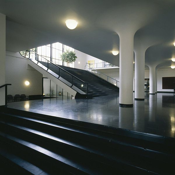 File:Interieur, overzicht centrale hal begane grond met trappartij - Heerlen - 20413378 - RCE.jpg