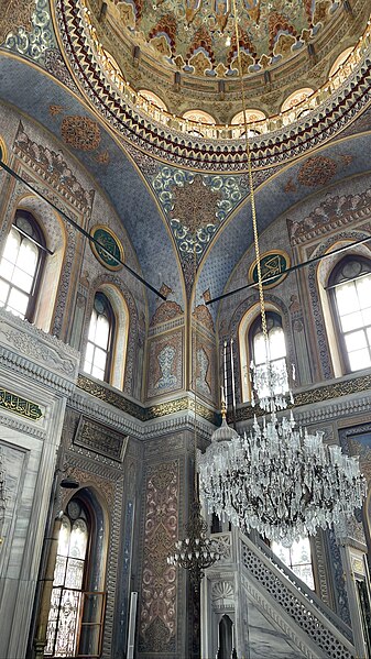 File:Interior Pertevniyal Valide Sultan Mosque2.jpg