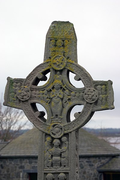 File:Irish high cross Clonmacnois.jpg